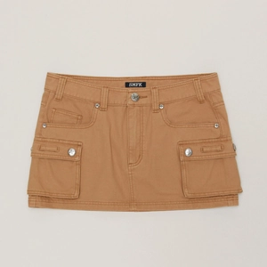 Nahaufnahme des Khaki-Cargo-Minirocks mit Baumwoll-Twill-Stoff und Metallknopfdruck