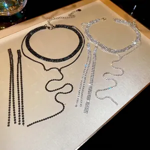 Funkelndes mehrlagiges Quasten-Strass-Halsketten und Ohrring-Set in Silber und Schwarz