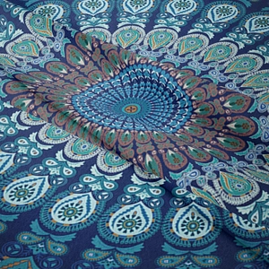 Détail de la texture d'une tapisserie mandala bohème aux motifs ethniques bleu et orange