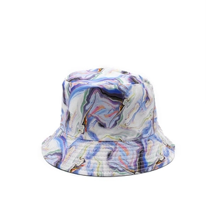 Cappello a secchiello reversibile con stampa marmorizzata colorata nei toni del blu