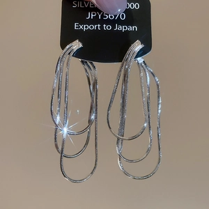 Détail de boucles d'oreilles en argent S925 avec plusieurs chaînes serpent et glands fluides