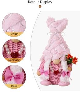 Vue détaillée du nain rose avec bonnet à paillettes, collier coeur et nœuds décoratifs