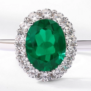 Vintage oval emerald halo ring in S925 silver with sparkling diamond cluster accents