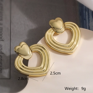 Dettaglio orecchini a cuore dorati con dimensioni 2,8cm x 2,5cm e peso di 9g indicato