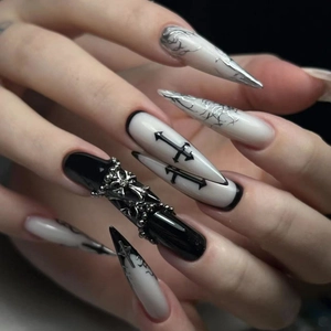Faux ongles stiletto longs gothiques avec croix en métal argenté et art punk