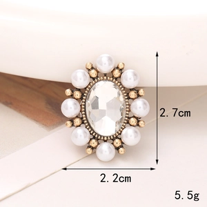 Dettaglio di ciondolo vintage per scarpe con perle e gemma ovale da 2,7 cm di altezza