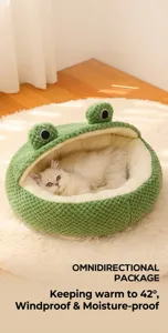 Dettaglio della cuccia a rana verde con morbida fodera in peluche e design chiuso