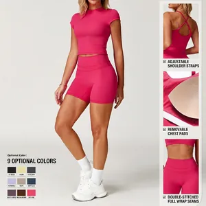 Set yoga rosa da donna con pantaloncini a vita alta e top corto a maniche corte aderente