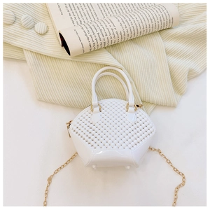 Detailed view of white shell-shaped jelly bag with pearl texture and gold chain strap