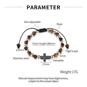 Dettaglio del bracciale con croce in pietra, occhio di tigre e cordino regolabile 280mm