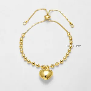 Detail eines 4mm Goldperlenarmbands mit Herzanhänger und verstellbarem Zugverschluss