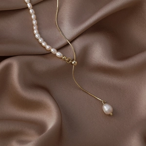 Collana con perle d'acqua dolce barocche e catena a serpente dorata con chiusura regolabile