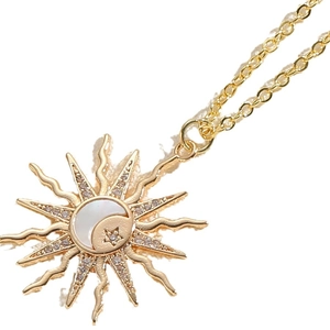 Collier doré avec pendentif soleil lune et étoile orné de zircons cubiques brillants