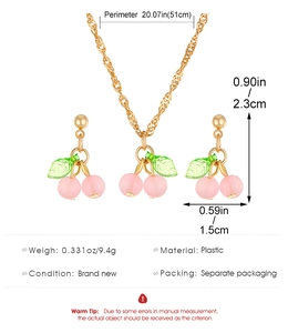 Vista dettagliata del set collana e orecchini a ciliegia rosa con foglie e dimensioni