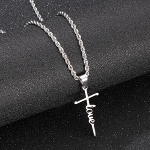 Elegante Halskette mit LOVE-Schriftzug und gedrehter Kette aus poliertem Edelstahl Silber