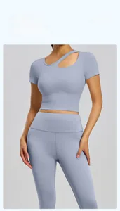 Dettaglio del set da yoga con scollatura asimmetrica e leggings a vita alta