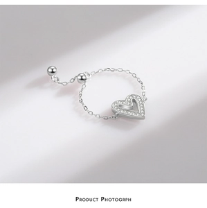 Dettaglio macro dell'anello a cuore in argento S925 con zirconi e catena regolabile