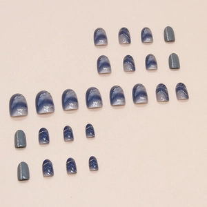 Blau marmorierte Kunstnägel zum Aufkleben mit silbernem Glitzer in Mandelform
