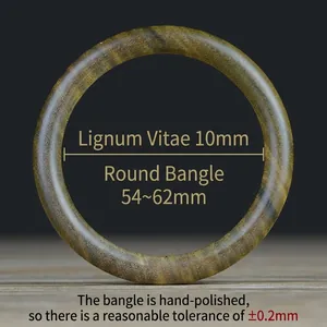 Brazalete redondo de sándalo verde pulido con textura de veta de madera natural