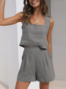 Détail de l'ensemble deux pièces en lin gris avec débardeur col carré et short plissé