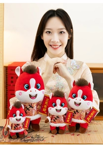 Lot de quatre peluches de cheval du zodiaque chinois 2026 en tenues traditionnelles rouges.