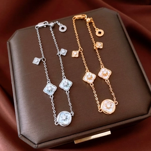 Gros plan de bracelets trèfles plaqués or 18 carats avec nacre et détails en zircon