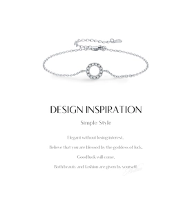 Détail du bracelet en argent s925 avec pendentif rond en moissanite et fermoir mousqueton