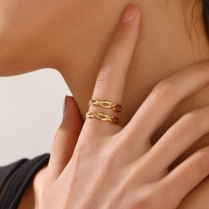 Bague double couche croisée en acier inoxydable plaqué or 18 carats sur le doigt