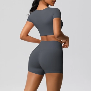 Detailansicht von Yoga-Shorts mit hoher Taille und kurzem Oberteil zeigt Stoffstruktur