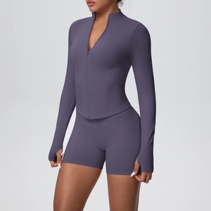 Détail de la texture côtelée et passe-pouce sur l'ensemble de yoga mauve
