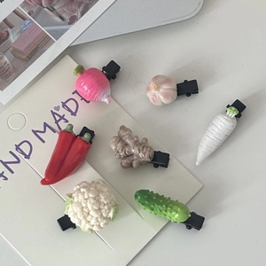 Détail de 7 pinces à cheveux assorties en résine 3D légumes sur un support