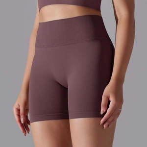 Détail de la taille haute côtelée sans couture sur un short de yoga violet foncé
