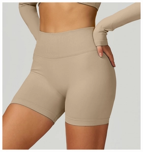 Dettaglio dei pantaloncini fitness senza cuciture kaki con vita alta a coste e texture a maglia