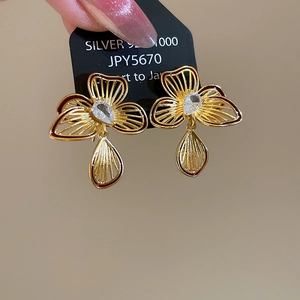 Detail of 18k gold plated flower earrings with sparkling crystals and S925 silver needles