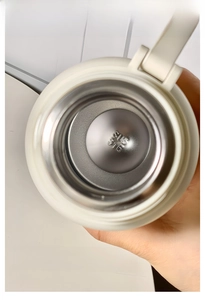 Detail view of seamless SUS 316 stainless steel inner liner for thermal vacuum bottle