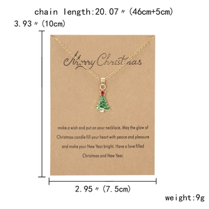 Detailansicht der Goldkette mit Weihnachtsbaum-Anhänger und Maßen auf der Trägerkarte