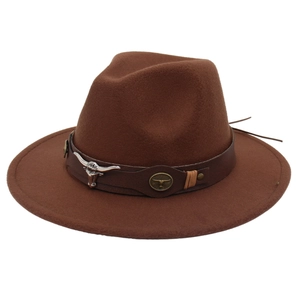 Vue détaillée d'un chapeau fedora en feutre marron avec un ornement de tête de taureau