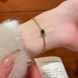 Bracelet jonc plaqué or 18 carats avec texture tissée et pierre précieuse vert émeraude