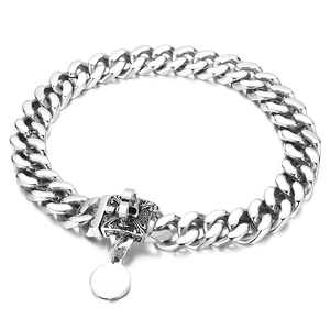 Collare a catena cubana argento 20mm con fibbia teschio e medaglietta rotonda incisibile