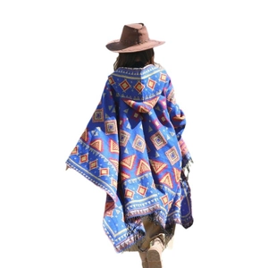 Poncho à capuche bleu de style ethnique avec motifs géométriques et franges voyage