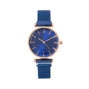 Détail du bracelet magnétique bleu et du cadran étoilé sur montre quartz or rose femme