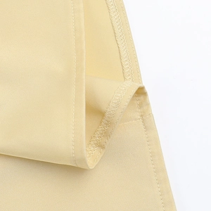 Détail des coutures et des finitions de haute qualité sur cette robe longue en satin beige