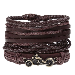 Gros plan d'un bracelet vintage en cuir tressé marron avec charme de moto en bronze