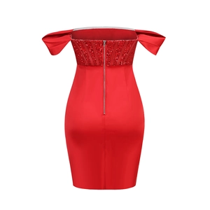 Détails du dos d'une robe rouge à paillettes en satin avec fermeture éclair métallique