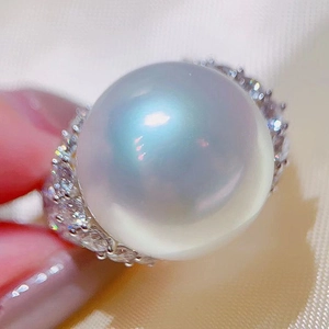 Luxe barokke ring met grote ronde witte parel en glinsterende zetting op een zilveren band