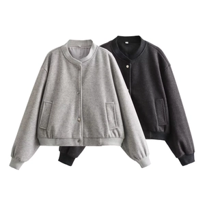Détail à plat de vestes de baseball gris clair et foncé avec boutons et bords-côtes