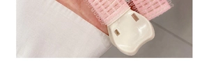 Dettaglio del bigodino in tessuto rosa con clip in plastica per volume e styling