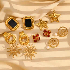 18K gold plated stainless steel earring set with pearls and floral motifs on silk