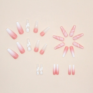 Unghie finte lunghe ballerina con sfumatura rosa e motivi nail art a fiori bianchi