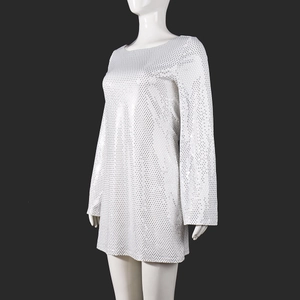 Détail d'une mini-robe blanche à paillettes avec manches longues et vue de côté à 45 degrés